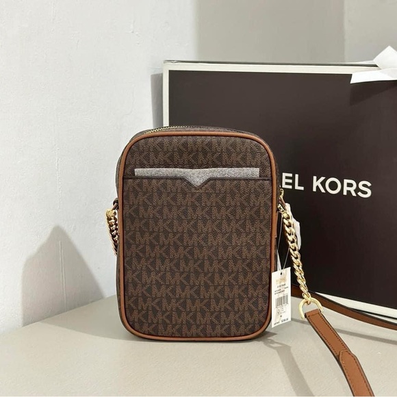 Jet Set Travel Medium Logo Crossbody Bag - Picture 2 of 4